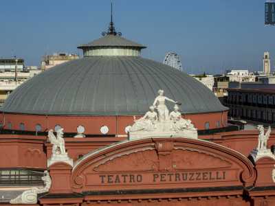 ...e il bianco della scultura �Apollo incorona la musica� che sormonta la facciata